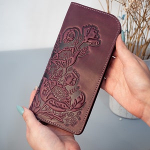 Cartera larga de cuero para mujer con estampado Amapola / Cartera de cuero larga burdeos, bolso de cuero tallado, billetera con ranura para identificación, billetera de pulsera
