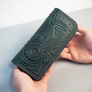 Cartera de cuero real de color verde oscuro para hombre con relieve / billetera de cuero larga para hombre, bolso de cuero tallado, billetera con ranura para identificación, billetera de pulsera