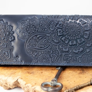 Cartera Boho de piel azul marino con flores / Cartera de piel para mujer, Cartera larga, Cartera con adorno, Cartera de piel labrada con correa para la muñeca