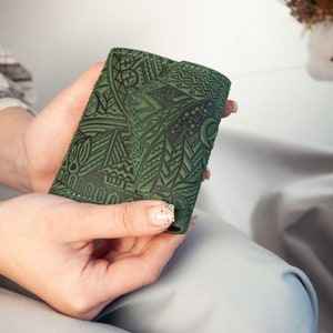 Pequeña cartera Boho de cuero en verde con relieve rústico de montaña / mini billetera de cuero brillante, linda billetera con adorno en color verde