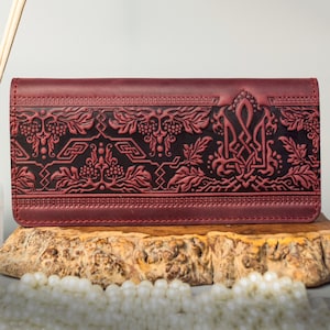 Cartera de piel burdeos con Tridente / Cartera larga con Emblema de Ucrania, monedero de mujer de Ucrania, correa de muñeca de cartera de piel labrada