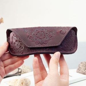 Etui à lunettes de soleil en cuir véritable bordeaux pour femme avec fleur | Étui à lunettes en cuir bordeaux Boho, étui en cuir pour lunettes avec impression