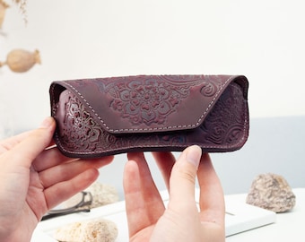 Estuche para gafas de sol de piel burdeos: Estuche para gafas estilo boho con relieve floral