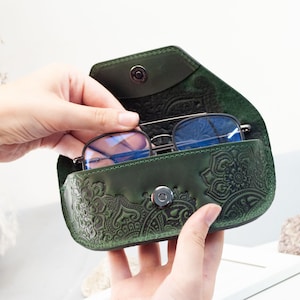 Custodia per occhiali da sole in vera pelle verde per donna con fiore / custodia per occhiali in pelle carina Boho, custodia in pelle per occhiali con stampa