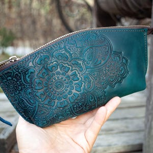 Astuccio con cerniera in vera pelle verde acqua scuro con fiore / Borsa da toeletta da donna, borsa da toeletta da viaggio, custodia in pelle turchese, borsa da toeletta boho