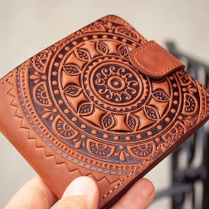 Cartera pequeña de cuero auténtico marrón claro con sol / Cartera pequeña de cuero, cartera bohemia, cartera bonita, cartera pequeña para mujer, cartera pequeña para hombre