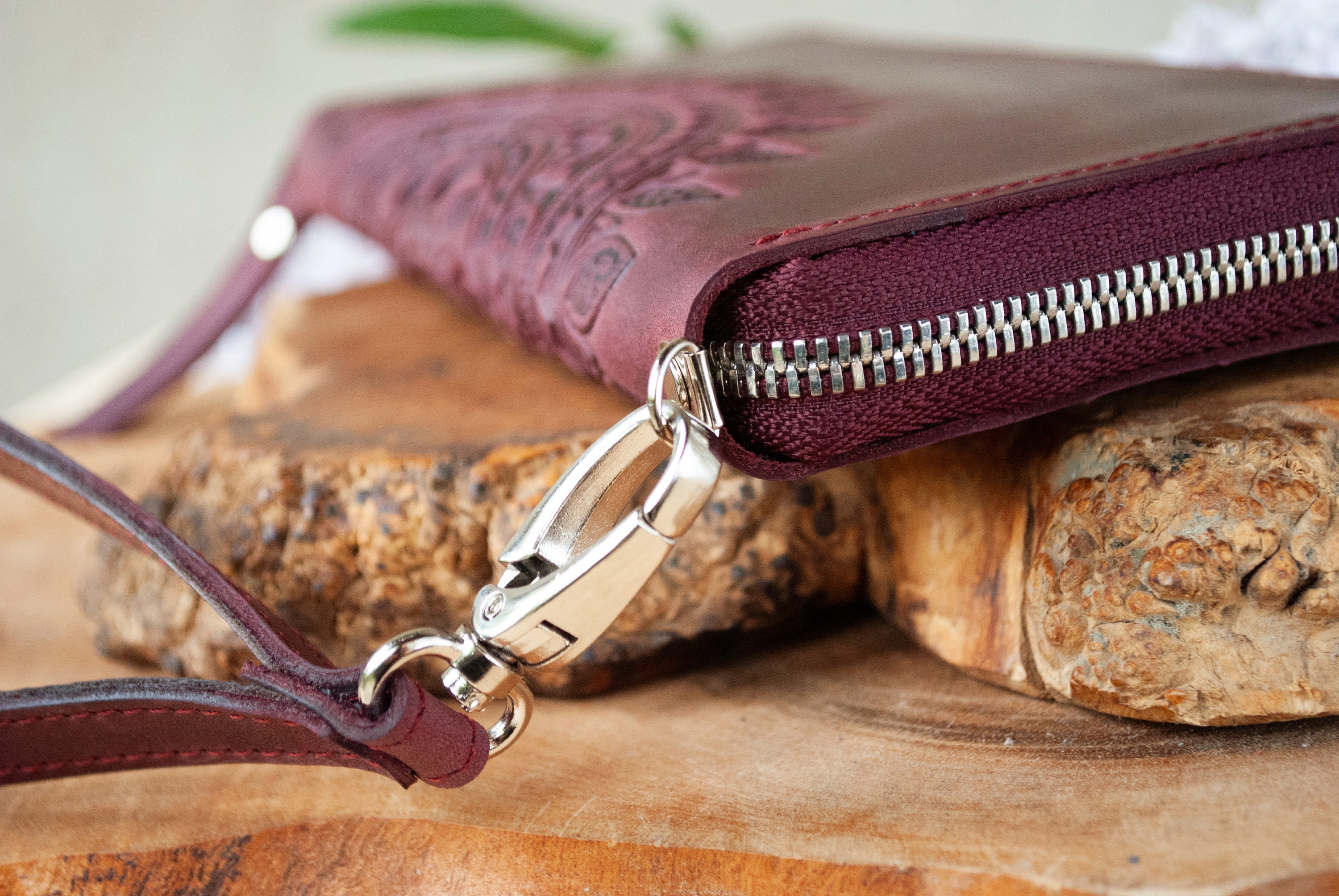 Portafoglio con cerniera in pelle bordeaux: pochette da polso Boho in rilievo con mandala - Italia
