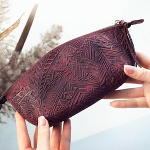 Pochette zippée en cuir véritable bordeaux avec gaufrage ethnique montagne | Trousse de toilette bohème rustique pour femme, marsala Etui de voyage en cuir