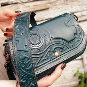 Echtleder kleine Tasche mit Prägung in dunkel-grün | Leder Umhängetasche Keltischer Stil, Damen Leder Handtasche - Perfekt für den Alltag