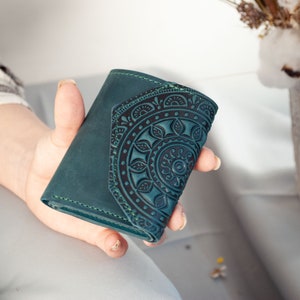 Petit portefeuille bohème en cuir turquoise avec gaufrage Mandala rustique | mini portefeuille en cuir pour femme, joli portefeuille avec ornement soleil de couleur sarcelle