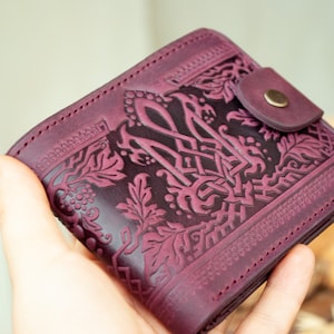 Cartera pequeña de piel burdeos con 9 bolsillos y emblema de Ucrania / cartera boho, cartera de piel mujer, cartera mujer pequeña, cartera tridente