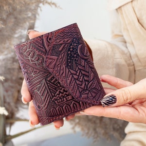 Pequeña cartera Boho de cuero con relieve de montañas rústicas / mini cartera de cuero de mujer, linda cartera con adorno burdeos