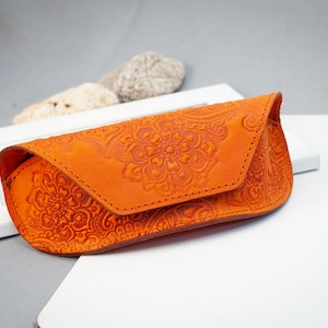 Custodia per occhiali da sole in vera pelle da donna arancione con fiore in rilievo / custodia per occhiali in pelle lucida Boho, custodia in pelle per occhiali con stampa