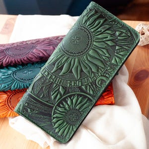 Wallet: Rustic Boho Leather Wallet in green with Tooled Ethnic Sunflower Embossing - Unique Gift Idea, Women&#39;s Wallet Ornament