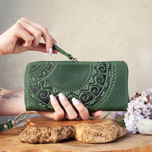 Cartera con cremallera de cuero verde con relieve / Monedero bikers cuero, Cartera grande con cremallera, cartera étnica, Clutch de pulsera