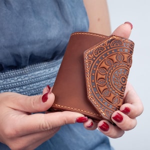 Cartera pequeña de piel estilo boho con relieve rústico de mandala en marrón claro / Cartera mini de piel para mujer, bonita cartera con adorno de sol