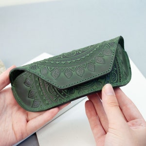 Custodia per occhiali da sole da donna in vera pelle verde con custodia per occhiali da sole in pelle rustica in rilievo Boho, custodia per occhiali carina Mandala