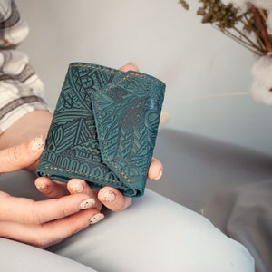 Cartera Boho de cuero pequeño turquesa con relieve rústico de montaña / mini cartera de cuero, linda cartera con adorno de sol en color verde azulado