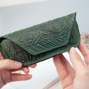 Custodia per occhiali da sole da donna in vera pelle verde con custodia per occhiali rustica in pelle / montagna in rilievo Boho, custodia per occhiali carina