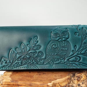 Mörkblå läderplånbok | Präglad uggla, bohemisk armband