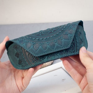 Custodia per occhiali da sole in vera pelle color verde acqua scuro per donna con motivo rustico in rilievo Sole / custodia per occhiali in pelle turchese Boho, custodia per occhiali carina Mandala