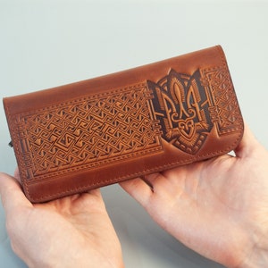 Cartera larga de cuero marrón claro con Tridente / Cartera larga con emblema de Ucrania, cartera para hombre, cartera de cuero tallada, cartera con ranura para identificación