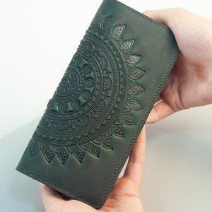 Portefeuille en cuir véritable vert foncé avec soleil sculpté | long portefeuille en cuir, porte-monnaie en cuir gaufré, portefeuille avec fente pour carte d'identité, portefeuille avec bracelet