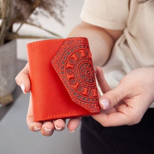 Cartera Boho de cuero pequeña roja con relieve rústico Mandala / mini cartera de cuero para mujer, linda cartera con adorno de sol en color rojo