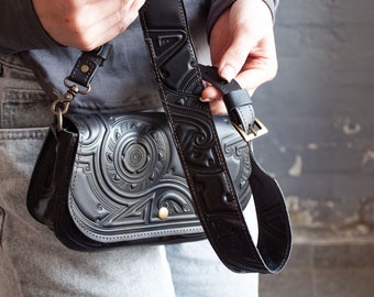 Klein tasje van echt leer met reliëf in zwart | Leren schoudertas Keltische stijl, leren handtas voor dames - perfect voor dagelijks gebruik