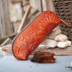 Piccola borsa con cerniera con stampa di girasoli etnici / Borsa da toilette rustica Boho da donna, Custodia da viaggio in pelle marrone chiaro Vera pelle