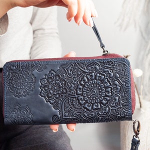 Cartera de piel azul marino con cremallera y flores / Monedero azul oscuro de piel para mujer, Cartera grande con cremallera boho, Cartera de mano, Cartera de mujer