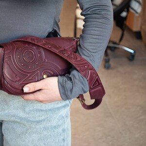 Echt Leder kleine Tasche mit Prägung in bordeaux | Leder Umhängetasche Keltischer Stil, Damen Leder Handtasche - Perfekt für den Alltag