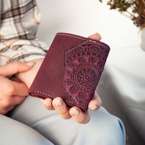 Cartera Boho de cuero pequeña burdeos con relieve rústico Mandala / mini cartera de cuero para mujer, linda cartera con adorno solar en color bordo