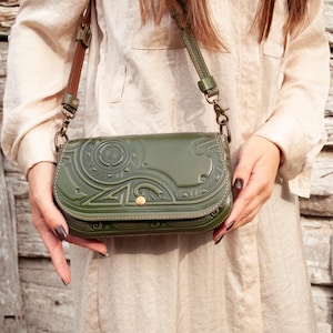 Echt Leder kleine Tasche mit Prägung in oliv Farbe | Leder Umhängetasche Keltischer Stil, Damen Leder Handtasche - Perfekt für den Alltag