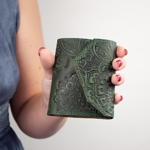 Cartera pequeña de cuero estilo boho verde con relieve de flores rústicas / mini cartera de cuero para mujer, linda cartera con adorno