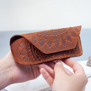 Custodia per occhiali da sole in vera pelle da donna marrone chiaro con custodia per occhiali da sole rustica in rilievo / custodia in pelle Boho, custodia per occhiali carina Mandala