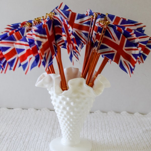 Ensemble de douze drapeaux vintage UK Great Britain Silk Party ou Desk Flags NOS