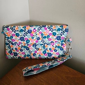 Cartera para teléfono, pulsera, transporte diario, tela Posey Morning de Trouvaille.