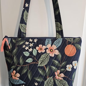 Bolso de mano acolchado con cremallera en la parte superior, lona de algodón Citrus Grove azul marino