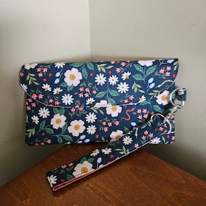 Cartera para teléfono, pulsera, monedero, bolso de mano para uso diario. Tela: Wildflower Nightwalk.