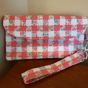 Cartera para teléfono de tela a cuadros y flores. Transporte diario, elementos esenciales, viajes, pulsera.
