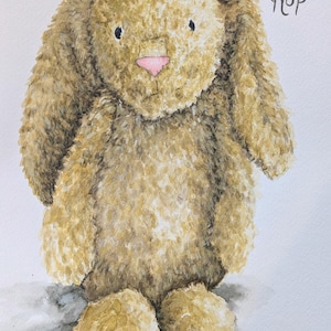 Op de afbeelding: Een aquarelschilderij van een pluizig bruin knuffelkonijn met lange oren, kleine zwarte ogen en een roze neus. Het woord Hop is in zwarte inkt in de rechterbovenhoek geschreven. Het konijn heeft een getextureerd uiterlijk en zit op een grijze basis.