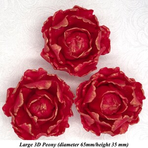 Könnte beinhalten: Drei rote 3D-Pfingstrosen mit goldenen Akzenten. Jede Blume hat einen Durchmesser von 6,5 cm und eine Höhe von 3,5 cm. Die Blumen sind auf einer weißen, gemusterten Oberfläche angeordnet. Text auf dem Bild: Large 3D Peony (Durchmesser 65mm/Höhe 35 mm).