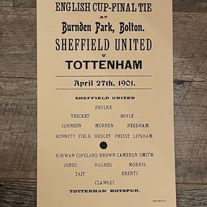 Peut inclure: Une affiche crème annonce la finale de la Coupe d'Angleterre à Burnden Park, Bolton, entre Sheffield United et Tottenham le 27 avril 1901. Les noms des joueurs sont listés sous les noms des équipes.