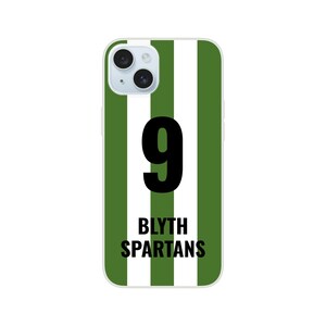 Puede incluir: Funda de teléfono a rayas verdes y blancas con el número 9 en negro. Las palabras "BLYTH SPARTANS" están impresas debajo en negro. La funda está diseñada para un teléfono inteligente.