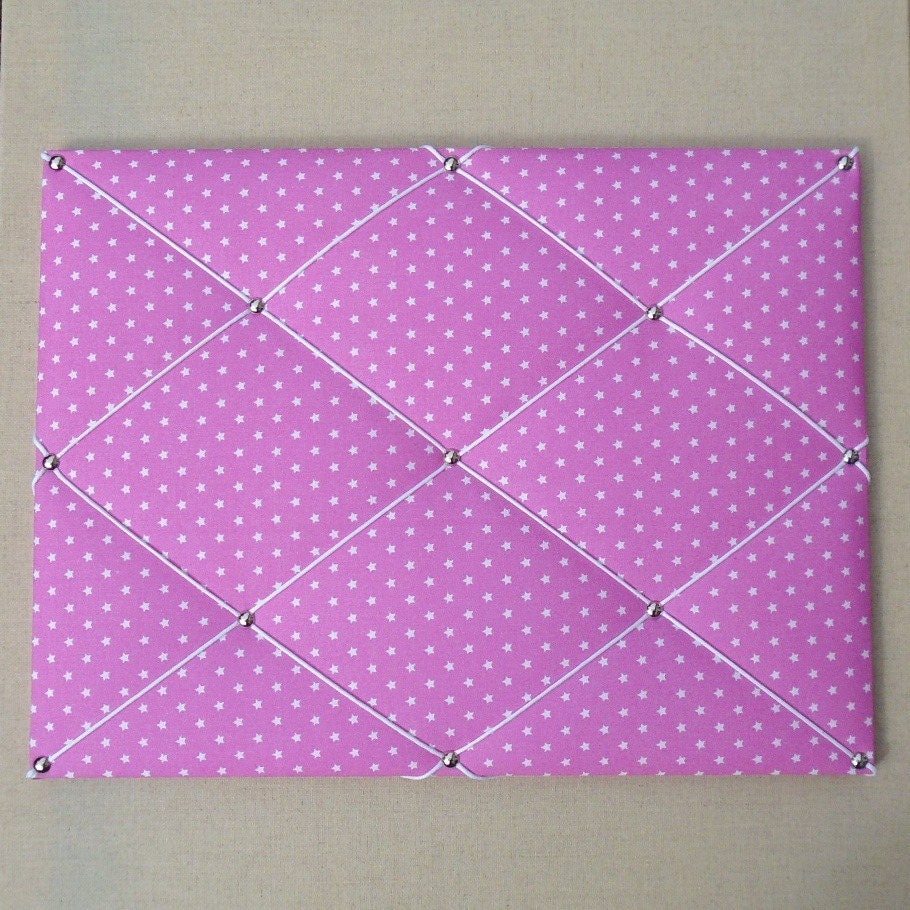 Pèle-Mêle/Tableau d'affichage en Tissu Rose à Étoiles Blanches