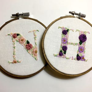 Letra floral bordada a mano - Arte de fibra hecho a mano - Monograma, regalo de guardería, decoración del hogar atemporal