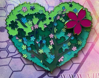 Coração da Renovação da Primavera: broche de esmalte Yggdrasil (edição limitada com estética de floresta de sakura e estilo retrô para namorados)
