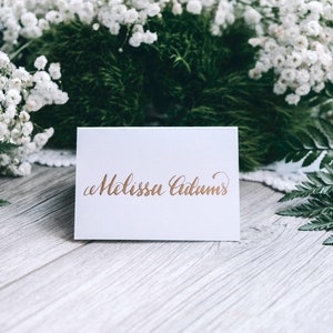 Tarjetas de lugar de caligrafía, elegantes tarjetas plegables escritas a mano, decoración de mesa de Acción de Gracias, tarjeta de lugar negra con caligrafía dorada, tarjeta de lugar blanca