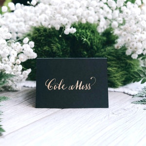 Tarjetas de lugar de caligrafía, elegantes tarjetas de lugar plegables escritas a mano, tarjetas de lugar de caligrafía tradicional para mesa navideña, tarjetas de lugar negras, tarjetas de lugar blancas